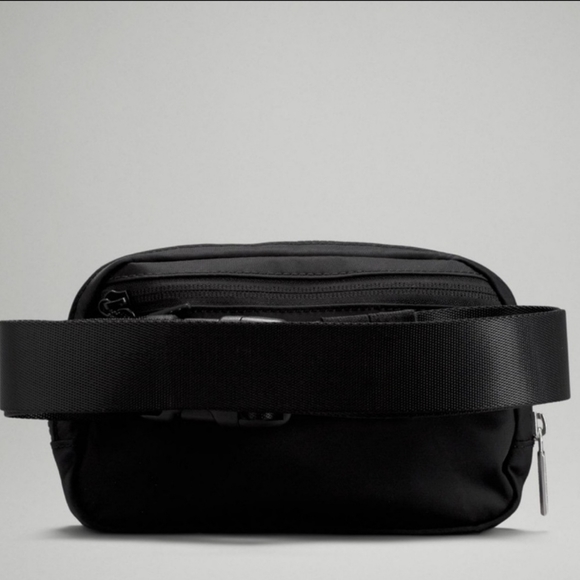 Lululemon Everywhere Belt Bag - Picture 2 of 4